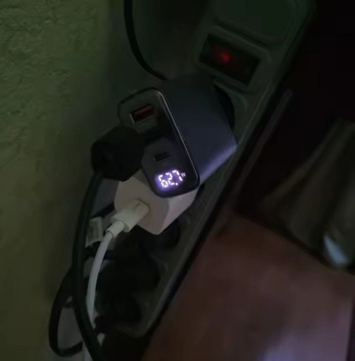 Зарядний пристрій Toocki GaN 67W з LED-дисплеєм і 3 портами (2 USB-C + 1 USB-A, QC 4.0, PD 3.1)